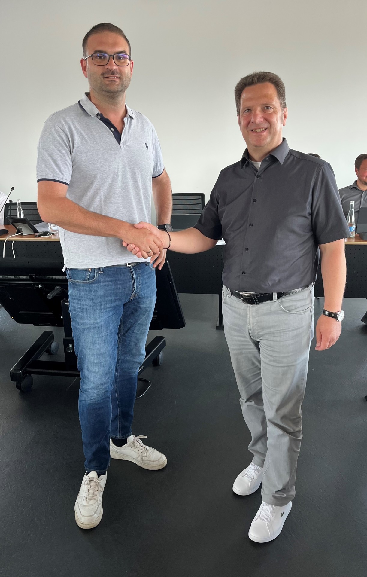 Bürgermeister Frank Rüttger (rechts) gratuliert seinem designierten Nachfolger, Daniel Krauß, der ab 11. Januar 2026 als neuer Bürgermeister die Geschicke der VG leiten wird.