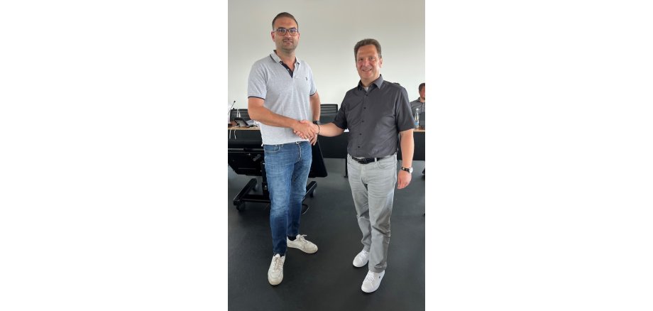 Bürgermeister Frank Rüttger (rechts) gratuliert seinem designierten Nachfolger, Daniel Krauß, der ab 11. Januar 2026 als neuer Bürgermeister die Geschicke der VG leiten wird. Bürgermeister Frank Rüttger (rechts) gratuliert seinem designierten Nachfolger, Daniel Krauß, der ab 11. Januar 2026 als neuer Bürgermeister die Geschicke der VG leiten wird.